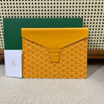 Goyard(戈雅)新推出Camondo 2便箋套，極簡的外觀設計，內裡卻擁有著豐富的細節與空間，與許多goyard產品一樣，此包也擁有多種用途，除了可以用作平板電腦包，還可作為輕便公事包、優雅信封袋、或是獨特的手拿包來使用，帶您一同探索其