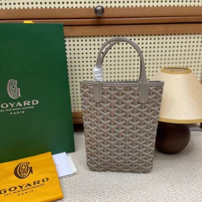 Goyard（戈雅）為慶祝其品牌成立170周年紀念日推出限量版，Poitiers伯爵包以限量版形式回歸，全新獨家米灰色Claire-Voie圖案，採用了相同的標誌性設計項目，卻是一個極其扁平的迷你版本，攜帶個人物品的理想之選，有3種顏色可供