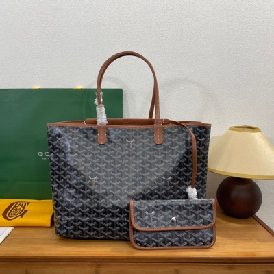 Goyard（戈雅)榮幸新推出Isablle包，此款包外觀像似兩個saint Louis托特包背靠著連在一起，擁有兩個獨立寬敞的空間，包身中間隱藏了小牛皮的按扣口袋，內含Goyard標誌性可拆卸內袋，對物品存放添加了份保障，無論是日常出行還