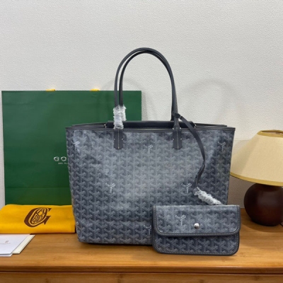 Goyard（戈雅)榮幸新推出Isablle包，此款包外觀像似兩個saint Louis托特包背靠著連在一起，擁有兩個獨立寬敞的空間，包身中間隱藏了小牛皮的按扣口袋，內含Goyard標誌性可拆卸內袋，對物品存放添加了份保障，無論是日常出行還