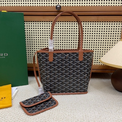 Goyard（戈雅）雙面迷你購物袋，最新版本出貨了！皮料與車線全面跟隨專櫃更新，現貨有做12個顏色，小巧玲瓏，超級無敵實用的一款小包，另配一個精緻零錢包，採用原單進口PVC與進口小牛皮，雙面可使用，PK市場1:1的便宜貨，只做精品，不濫造，