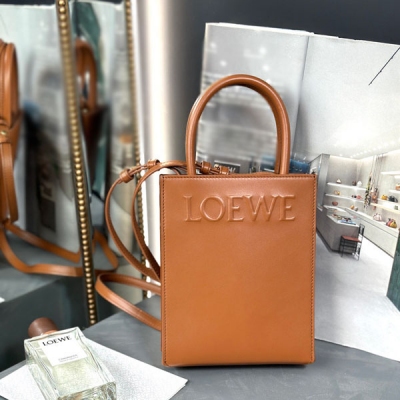 Loewe羅意威 Standard A5 Tote手袋/棕色 採用底部信封結構，可通過頂部提手或可拆卸肩帶攜帶，油亮牛皮革製成，正面飾有徽章壓紋，內襯人字紋棉紡布襯裡。小號尺寸:21x17x6cm 大號尺寸:36x28.5x7.5cm 編碼