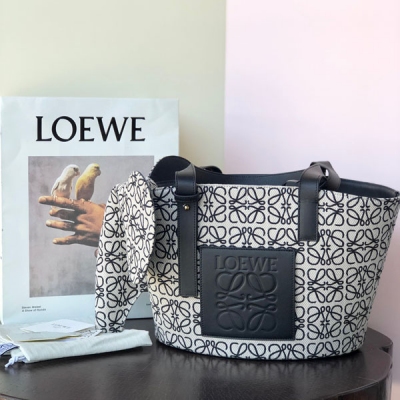 Loewe羅意威 Basket提花手袋 黑白大象包 托特包，實物巨可愛!尺寸:40x19x23.5cm 編碼:652117 顏色:提花布配黑 牛皮與經典Anagram帆布花紋完美融合，肩背/手提，敞口容量大，媽咪袋的不二之選！個性十足，凹造