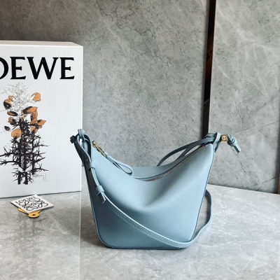 Loewe羅意威 爆款hobo 來啦 現貨秒發 新版型的hammock吊床腋下包 出道即頂流，真香！頭層牛皮質感柔軟細膩 自重輕盈 容量可觀 手提 腋下 斜挎自由切換 一上新就秒空的節奏 沖啊！size：28*17*9.5cm