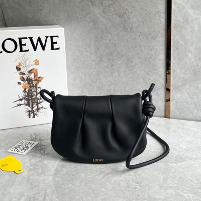 Loewe羅意威 最新系列Paseo新成員Paseo Satchel 自然隨性的褶皺 沒有一絲多餘的裝飾 自帶長短兩根肩帶 手拎、肩背、斜挎都很有范兒 高級感滿滿 清爽純欲風！自帶低調奢華感濾鏡 非常彰顯品味！size：25*17*8cm