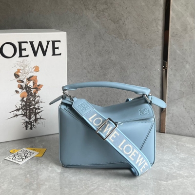 Loewe羅意威 單色釉Puzzle幾何包出貨！靈感來自中國傳統的單色釉陶瓷 完美詮釋：美到極致是自然 單色釉系列從包身到五金通體一色緞面牛皮材質光滑柔順，乾淨俐落配上辨識度極高的刺繡寬肩帶，散發著一種渾然天成的高級時髦感 配上同色系陶瓷兔