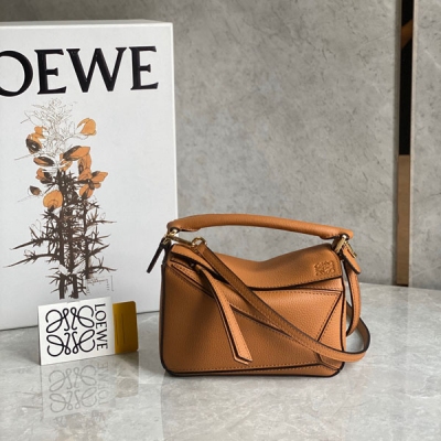 Loewe羅意威 puzzle荔枝皮家族再添一員 手柄肩帶粒面焦糖 簡約大氣的幾何設計可甜可鹽定制荔面牛皮 棉麻內襯 mini號小身材大容量口紅，粉餅統統進來 毫無壓力哈 size:18*11*7.5cm/迷你 配包裝