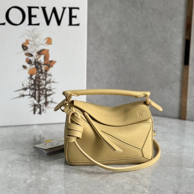 Loewe羅意威 puzzle荔枝皮家族再添一員 啊 春天的顏色呀 簡約大氣的幾何設計可甜可鹽定制荔面牛皮 棉麻內襯 mini號小身材大容量口紅，粉餅統統進來 毫無壓力哈 size:18*11*7.5cm/迷你 配包裝