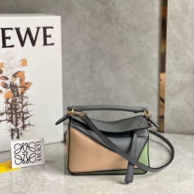 Loewe羅意威 puzzle拼色家族再添一員 簡約大氣的幾何設計可甜可鹽拼色牛皮 棉麻內襯 mini號小身材大容量口紅，粉餅統統進來 毫無壓力哈 size:18*11*7.5cm/迷你 配包裝