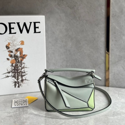 Loewe羅意威 puzzle拼色家族再添一員 簡約大氣的幾何設計可甜可鹽拼色牛皮 棉麻內襯 mini號小身材大容量口紅，粉餅統統進來 毫無壓力哈 size:18*11*7.5cm/迷你 配包裝