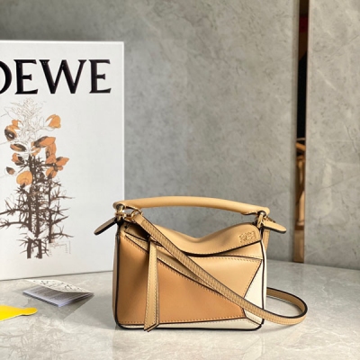 Loewe羅意威 puzzle新色 暖沙到貨 簡約大氣的幾何設計可甜可鹽定制小牛皮 棉麻內襯 mini號小身材大容量口紅，粉餅統統進來 毫無壓力哈 size:18*11*7.5cm/迷你 配包裝