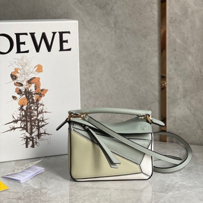 Loewe羅意威 puzzle灰綠新色到貨 簡約大氣的幾何設計可甜可鹽定制小牛皮 棉麻內襯 mini號小身材大容量口紅，粉餅統統進來 毫無壓力哈 size:18*11*7.5cm/迷你 配包裝