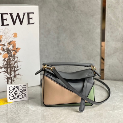 Loewe羅意威 puzzle拼色家族再添一員 簡約大氣的幾何設計可甜可鹽拼色牛皮 棉麻內襯 mini號小身材大容量口紅，粉餅統統進來 毫無壓力哈 size:18*11*7.5cm/迷你 配包裝