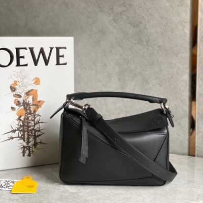 Loewe羅意威 puzzle本色壓印 經典黑到貨 簡約大氣的幾何設計 採用柔軟小牛皮拼接 隨便揉捏 包型都不變 手感舒適上身氣質立馬up 立體包型還蘊藏著非凡的容量 是永遠都囤不夠的熱門單品啊size:24*10*14cm/小號 配包裝