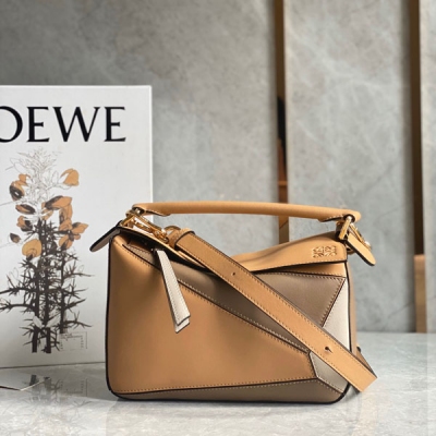 Loewe羅意威 Puzzle bag 新色出貨質感柔軟小牛皮多色拼接 進口紡織內襯可自由折疊 手拎、斜挎 小身材大容量 日常出流妥妥滴 Size:24*10*14cm 配包裝