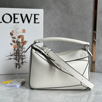 Loewe羅意威 puzzle荔枝皮家族再添一員 啊 春天的顏色呀 簡約大氣的幾何設計 可甜可鹽定制荔面牛皮 手感舒適上身氣質立馬up 立體包型還蘊藏著非凡的容量 是永遠都囤不夠的熱門單品啊size:24*10*14cm/小號 配包裝