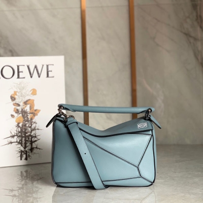 Loewe羅意威 Puzzle bag 出貨 專櫃同步 採用進口經典小牛皮精製而成 皮質超贊 紡織內襯 極致觸感和實用性 Size:中號30*12*19cm/小號24*10*14cm 小號細節 配全套