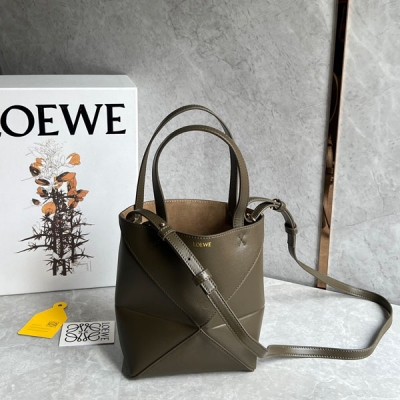 Loewe羅意威 爆款橫空出市 puzzle fold 系列可折疊托特包 整個包身選用納帕小牛皮 以折紙為靈感的PuzzleFold Tote線條俐落，低調不張揚。質感超軟，而且巨巨巨能裝，最妙的點在於可快速還原為易於收納的平面正方形，肩帶