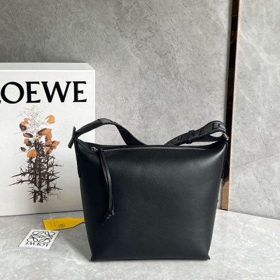 Loewe羅意威 現貨秒發 男士Cubi 上新啦！單肩斜挎包 採用柔軟光滑的小牛皮製成，配有提花字體肩帶 斜挎 單肩、 肩帶調節肩帶 容量大基本都能裝下 情侶款酷酷的同時又不失優雅！Size:29.5x22x10.5cm 配包裝