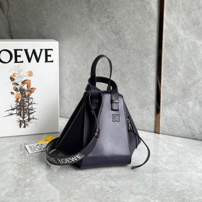 Loewe羅意威 2023單色釉緞面系列出貨時尚界“變形金剛” Hammock bag吊床包設計新穎百變 大容量、單肩、斜挎、手拎、N種背法，上身比例都恰到好處一包多用 無所不能！特顯高級 更致命的超適合街拍 凹造型之餘還特能裝 分分鐘能將