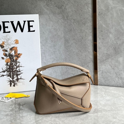 Loewe羅意威 puzzle新版來咯 全新做法mini肩帶可調節 夏季限定拼接做法 更顯年輕和視覺層次感 現貨秒發 Puzzle的容量一直是讓人誇累了 說它裝得了整個世界真的不誇張，實用性是超強！搭配起來不只是時髦利器 夏季選它准沒錯！s