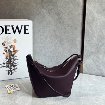 Loewe羅意威 爆款hobo 來啦 現貨秒發 新版型的hammock吊床腋下包 出道即頂流，真香！頭層牛皮質感柔軟細膩 自重輕盈 容量可觀 手提 腋下 斜挎自由切換 一上新就秒空的節奏 沖啊！size：28*17*9.5cm 配包裝