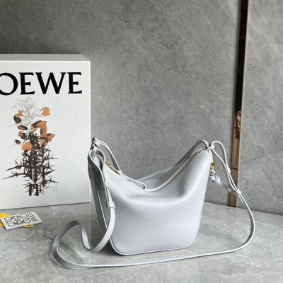 Loewe羅意威 爆款hobo 來啦 現貨秒發 新版型的hammock吊床腋下包 出道即頂流，真香！頭層牛皮質感柔軟細膩 自重輕盈 容量可觀 手提 腋下 斜挎自由切換 一上新就秒空的節奏 沖啊！size：28*17*9.5cm 配包裝