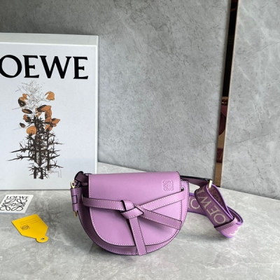 Loewe羅意威 升級版字母寛肩帶馬鞍包MiniGateDual手袋出貨絕絕子 寬肩帶簡直是靈魂之筆 賦予了gate全新的生命包身採用柔軟牛皮革精製而成，可拆卸調節牛皮提繡花肩帶 單肩斜挎、腰包 胸包都非常 背上身很顯氣質 容量也非常線上