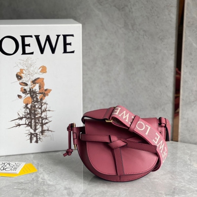 Loewe羅意威 升級版字母寛肩帶馬鞍包MiniGateDual手袋出貨絕絕子 寬肩帶簡直是靈魂之筆 賦予了gate全新的生命包身採用柔軟牛皮革精製而成，可拆卸調節牛皮提繡花肩帶 單肩斜挎、腰包 胸包都非常 背上身很顯氣質 容量也非常線上