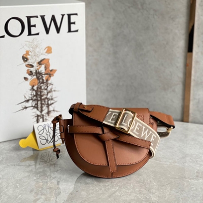 Loewe羅意威 升級版字母寛肩帶馬鞍包MiniGateDual手袋出貨絕絕子 寬肩帶簡直是靈魂之筆 賦予了gate全新的生命包身採用柔軟牛皮革精製而成，可拆卸調節牛皮提繡花肩帶 單肩斜挎、腰包 胸包都非常 背上身很顯氣質 容量也非常線上