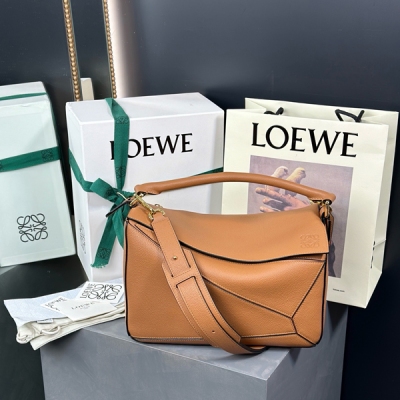 Loewe羅意威 PUZZLE MEDIUM 專櫃新版本配色 荔枝紋純焦糖 尺寸:29*19*12cm