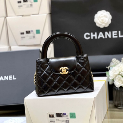 Chanel香奈兒 2023K 秋冬系列 超火爆Kelly包 眾所期待的23k Kelly包來啦 專櫃都買不到，全部要溢價 看到實物才知道物有所值 真的太經典太好看了！包包實際不大，上身很好搭配！實用性極高！一定要買 原廠正品bodin 復