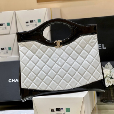 Chanel香奈兒 大號漆皮熊貓配到貨啦 2023A 高級手工坊系列 經典重現，31bag 大號來啦 31bag 不用過多介紹 有多經典耐看都知道 23A新出的是漆牛皮，更具檔次和復古 上身也很百搭，喜歡大包的無需考慮 買就對了！原廠GR漆