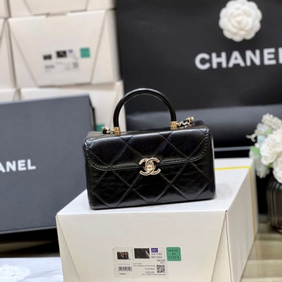 Chanel香奈兒 2023K 秋冬系列 全球限量版迷你盒子 全球限量版盒子醫生包來啦 專櫃都買不到，全部要溢價 迷你號看到實物才知道有多驚訝 真的太經典太復古了！上身很好搭配！實用性極高！還可以放下大手機哦！一定要買 原廠正品bodin