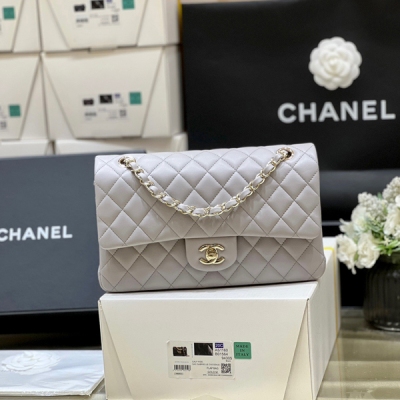 Chanel香奈兒 絕版淺灰色錯過等幾年 原廠正品皮 原廠正品尾皮，數量極少，幾年可能都不會到一次，專櫃更是排隊幾年都不會到一次的顏色，配厚金全鋼香餅色五金 皮數量有限，只夠做23和25兩個尺寸 先定先得 25cm