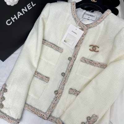 Chanel香奈兒 2024ss 最值得入手的白色外套 實物非常薄 空調房夏天穿都沒問題！重點是好看 白色系呈現出來的優雅高級絕對滿分 經典的四口袋精緻有層次感 織帶全部手工縫製巨精美 超有品味的精品設計 贈送胸針防塵袋 SML