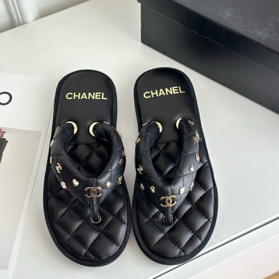 Chanel香奈兒 新款夾趾Iogo涼鞋，柔軟小羊皮非常舒服，磨腳什麼的是完全不會存在，鞋面羊皮，內裡也是小羊皮，原版開模大底，Size：35-41（40/41定做）