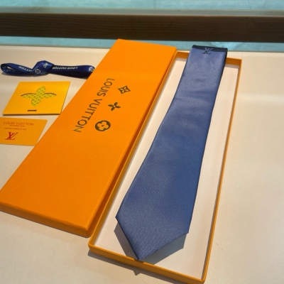 LV路易威登 領帶系列特 男士領帶系列，稀有展現精湛手工與時尚優雅的理想選擇，此款真絲織就的Diamonds V領帶以奢華的提花面料重新詮釋經典的V字標識。手工縫線，質地輕柔，盡顯非凡