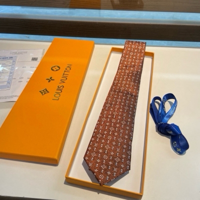LV路易威登 領帶系列 專櫃同歩精緻的小Logo提花，低調奢華大氣的配色，這款領帶將Lv標誌性的Damier圖案以同色調手法演繹的更顯雅致風範。讓男士可以充分展示自己個性。100%頂級提花真絲手工定制 配包裝