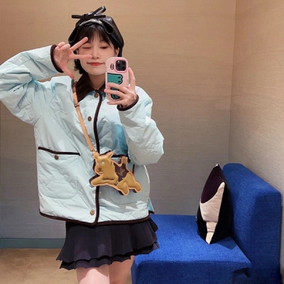 LV路易威登 2024早秋新款燈芯絨領拼接淺色老花刺繡棉服出貨 這幾年秋冬都好火熱的棉服外套，經典設計裝飾復古燈芯絨元素 定染燈芯絨衣領，全身定制刺繡字母徽標，定制單排扣開合，下擺雙口袋貼袋顯層次又實用，袖口和