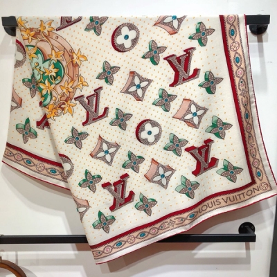 LV路易威登 絲絨方巾 LOCKS，方巾細膩描繪  和 Georges Vuitton 設計的傳奇硬箱鎖扣，以珠寶和鉚釘邊緣昇華 Monogram 圖案背景，致意品牌悠遠傳承。頂級斜紋