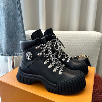 LV路易威登 秋冬新款厚底大頭登山鞋短靴，經典 Monogram 帆布鞋身結合光滑牛皮革鞋舌及鞋領，搭配科技鞋帶。面料經典老花布跟牛皮面，牛皮內裡，原版TPU開模大底，size：35-40(40定制）