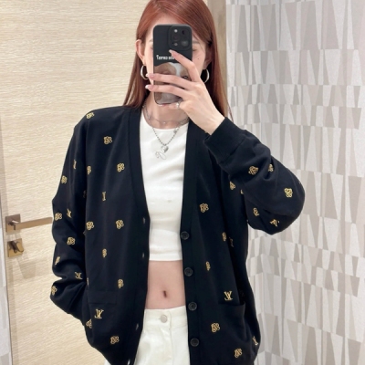 LV路易威登 2024秋冬新款重工刺繡星星字母V領針織出貨重工刺繡圖案老花字母標識 拼接絲綢內裡進口100%羊毛紗線 最新一季度的爆款 重工走線刺繡 高領休閒版型 男女同款 S/M/L