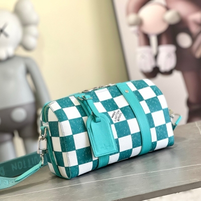 LV路易威登 M45963 NIGO x 路易威登膠囊系列 City Keepall 手袋以 Monogram Stripes Brown 帆布吹襲型格風潮，展現條紋背景解構的 Monogram 圖案。“Lou