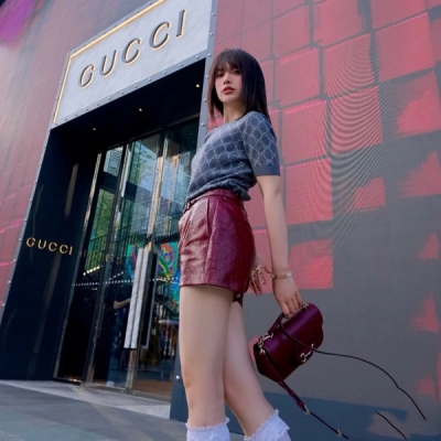 Gucci古馳 2024秋冬新款定制重工立體燙鑽針織圓領上衣出貨 滿幅GG立體燙鑽工藝，新配色時下最流行風格，恰到好處的呈現復古感！領口螺紋工藝拼接，細節滿滿 經典圓領單排扣設計 上身巨顯瘦！單色 S/M/L