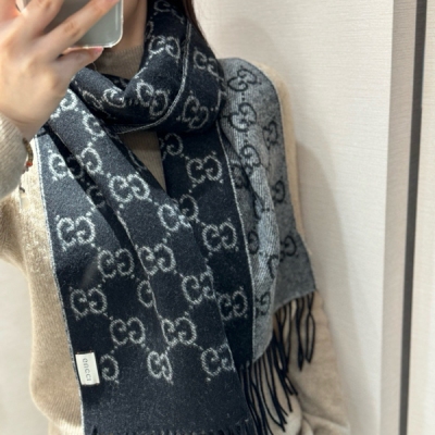 Gucci古馳 雙面圍巾 GG標識作為Gucci頗具代表性的傳統精髓，始終與系列密不可分，以飽含新意的現代方式推陳出新，呈現不同凡響的層次、風格和設計。這款羊毛圍巾上的GG圖案經過重新演繹，以大號時尚字體呈現。尺寸 35*180cm 羊毛