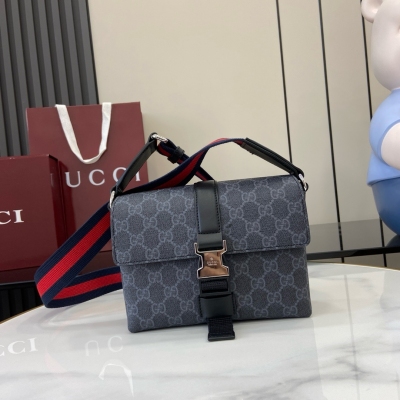 Gucci古馳 新品 2025早春系列呈現超迷你手袋，為日常造型添注理想之選。日常配飾以現代美學理念煥新演繹實用單品，綴飾經典字母交織圖案。這款超迷你手袋以黑色GG Supreme帆布匠心打造，配有一根織帶包帶，為這款配飾注入一抹亮色。黑色