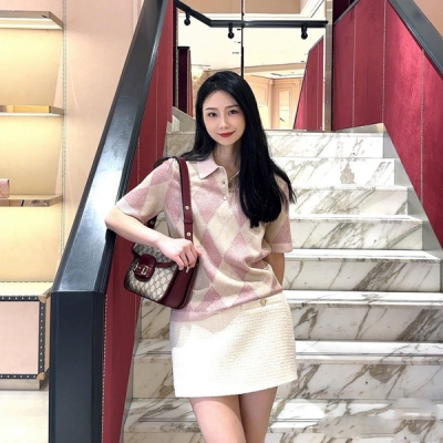 Gucci古馳 2025早春新款定制撞色菱格紋提花圖案拼接羅紋 針織翻領短袖上衣出貨高級復古的減齡款 提花格紋撞色設計顯瘦有氣質 精選進口美麗奴山羊毛混紡 紗線親膚透氣定制字母扣 簡約百搭很高級配色的設計 走秀同款穿搭明星博主穿搭 上身 單
