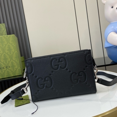 Gucci古馳 新品 超級雙G迷你手袋，全黑色超級雙G元素於2025早秋系列耀目回歸，精彩呈現各式小皮件。作為對Guccio Gucci先生姓名首字母的煥新演繹，雙G圖案以超大尺寸亮眼呈現，營造經久不衰的品牌標識魅力。在這款迷你手袋上，經典