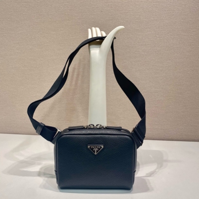 Prada普拉達 新品胸包2VH184小號2VH181大號 這款皮革單肩包胸包採用時尚流暢的線條設計和富有層次感的廓形，織帶可調節，進口鹿皮牛皮。手感舒適奢華，又可當胸包和單肩。容量空間大。上身效果時尚潮流，又是一款永久不過時爆款 長19.